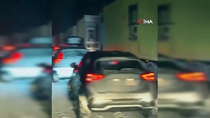 Kar trafiği kilitledi! Yüzlerce araç otoyolda mahsur kaldı