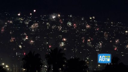 Capodanno 2026, lo spettacolo dei fuochi d'artificio sul lungomare di Napoli