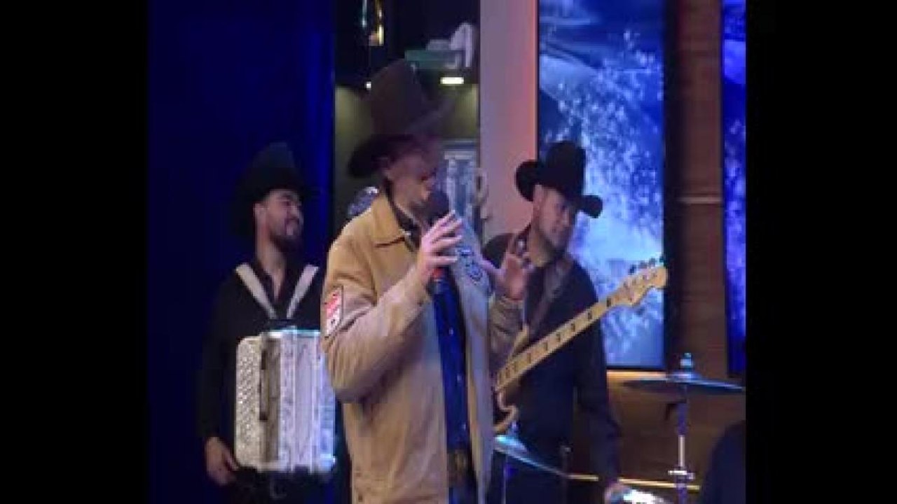 Le piden canción japonesa a Leandro Ríos