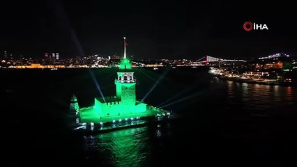 Üsküdar Kız Kulesi'nde yılbaşına özel ışık şovu mest etti