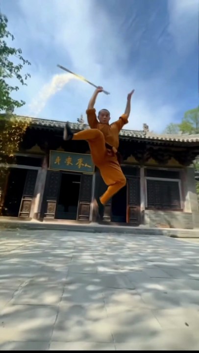 This staff technique is sick! Spinning and swinging with a wh