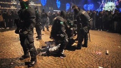 Hollanda'da yeni yıl kutlamalarında çıkan olaylara polis müdahale etti