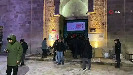 Bursa’da yılın ilk sabah namazı kar altında Ulucami’de kılındı