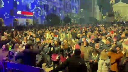 Capodanno in piazza a Cecina: il conto alla rovescia sul palco e i fuochi d'artificio