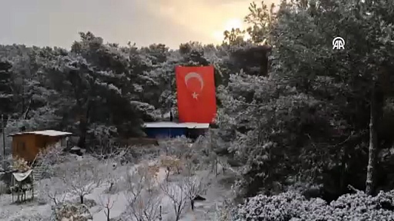 İzmir kara kavuştu: Urla yeni yılın ilk sabahına karla uyandı
