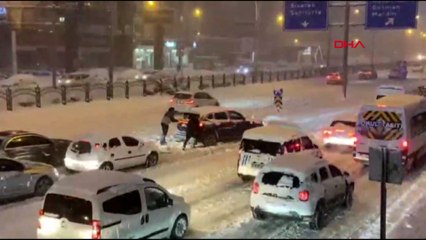 Diyarbakır’da kar hayatı felç etti