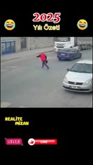 2025 Yılı Özeti | Karşıdan Karşıya Geçmeye Çalışan Adam