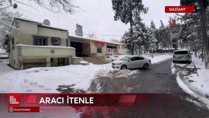 Gaziantep’te yakıtı biten aracı iten kişilere ATV çarptı