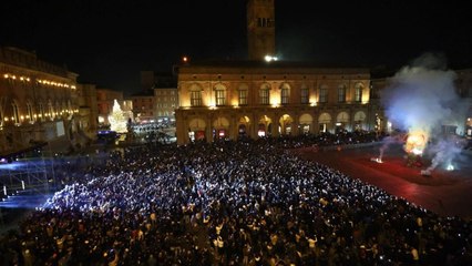 Capodanno a Bologna, il rogo del Vecchione in piazza Maggiore: in migliaia sul Crescentone