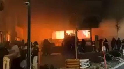 Le fiamme avvolgono un bar nella stazione sciistica di Crans-Montana, in Svizzera: la fuga dei passanti