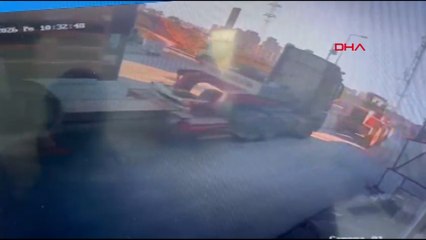 Başakşehir'de yokuştan kayan TIR'ın çarptığı bina tahliye edildi