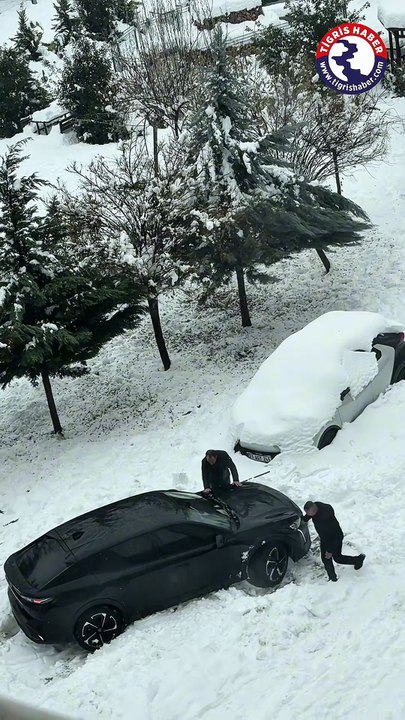 Diyarbakır’da araç sahipleri karla savaş verdi