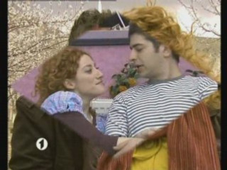 DUDAKLARINDA ARZU KOLLARINDA YALNIZ BEN