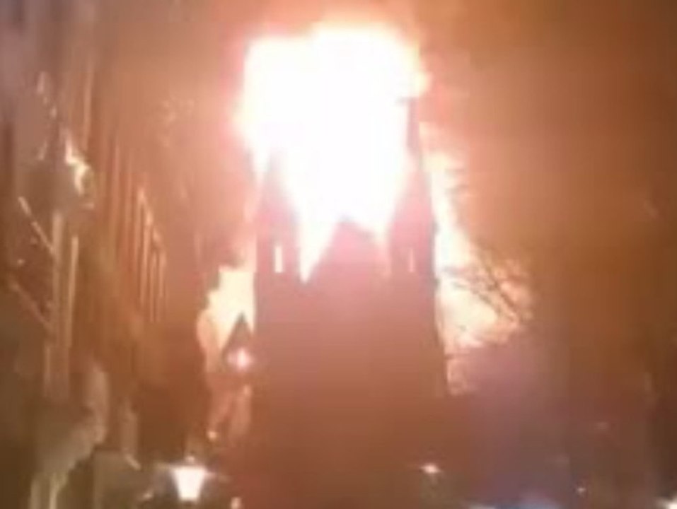 Denkmalgeschütze Kirche Vondelkerk in Amsterdam steht in Flammen