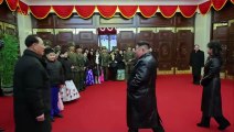 Estimado camarada Kim Jong Un fotografa-se com familiares dos comandantes das unidades de operações no exterior