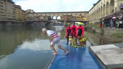 Il tuffo di Giani in Arno per Capodanno: "Auguri a tutti i toscani"