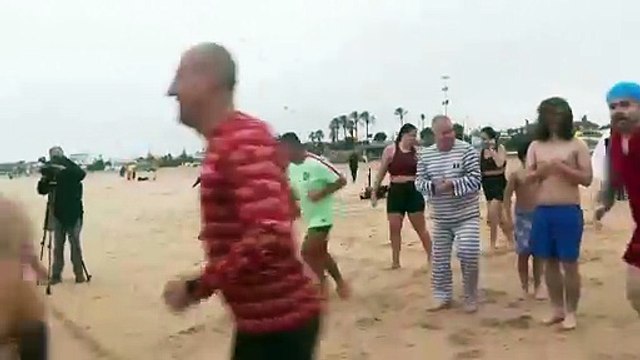 Nuotatori affrontano il tradizionale tuffo in mare di Capodanno a Carcavelos, vicino a Lisbona