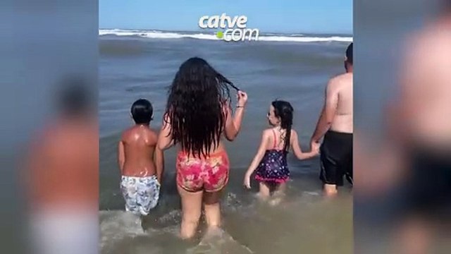 Elefante-marinho chama atenção de banhistas na praia de Tramandaí no Rio Grande do Sul