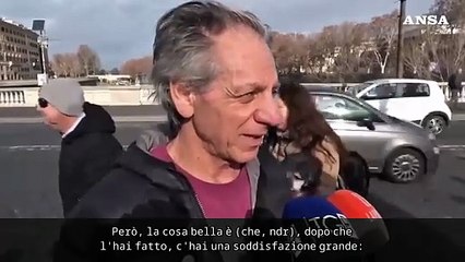 Capodanno a Roma, il tuffo di Mister Ok nel Tevere