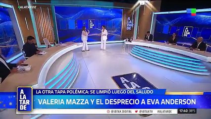 El particular beso de Evangelina Anderson a Valeria Mazza que terminó en escándalo - A la tarde (América TV)