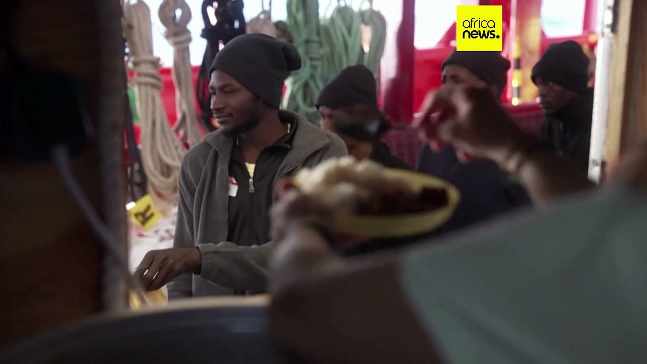 SOS Méditerranée : les survivants d'un naufrage partagent un repas du Nouvel An