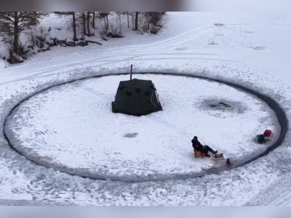 Selbst gebaut: mann campt auf rotierender eisscholle