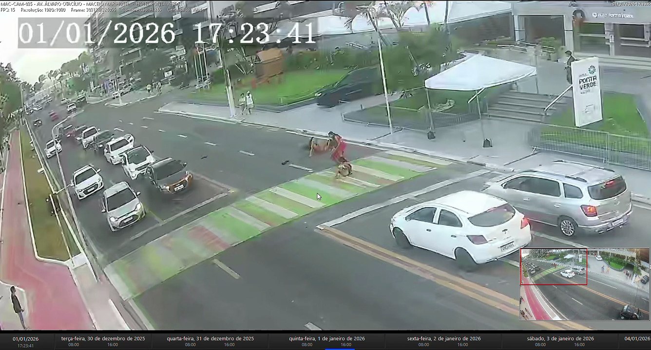 Carro atropela pedestres na faixa, na orla da Ponta Verde