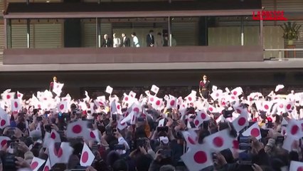 Giappone, l'imperatore saluta la folla che festeggia il nuovo anno