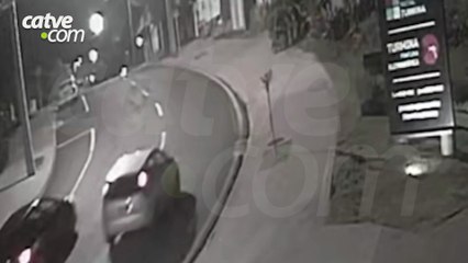 VÍDEO- motorista foge após bater em carro estacionado em Cascavel