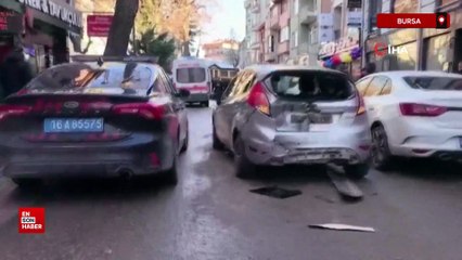 Bursa'da otomobildeki çocuklar arkadan minibüsün çarpmasıyla şoku yaşadı
