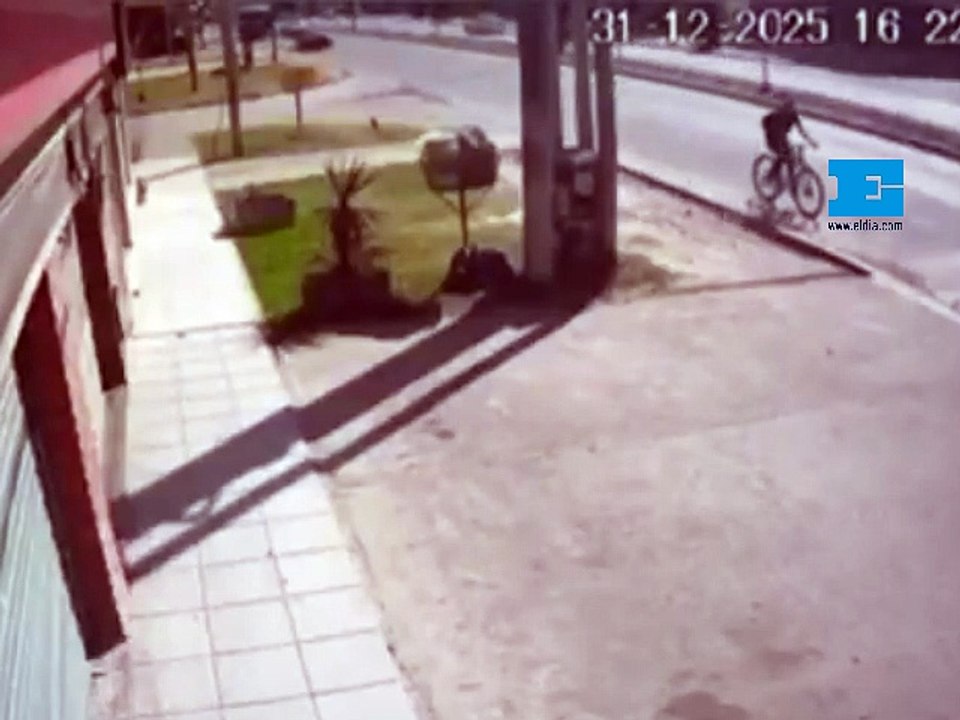 La Plata: impresionante vuelco de una Toyota Hilux tras un choque