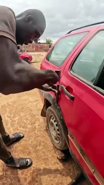 Les mécanos en Afrique... à l'ancienne mais efficace