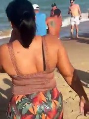 Banhistas retiram tubarão do mar na Praia de Aver- o Mar  Sirinhaém - PE - Brasil