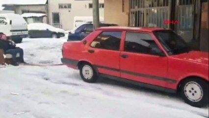 Düzce'de otomobile bağlanan koltukla kayak yaptılar