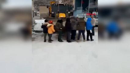 İş makinesinin önünü kesen çocuklar, kaydıkları alanın temizlenmemesini istedi