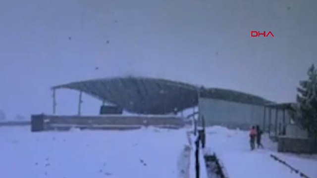 Çırçır fabrikalarının çatıları çöktü, 20 biçerdöver hasar gördü; o anlar kamerada