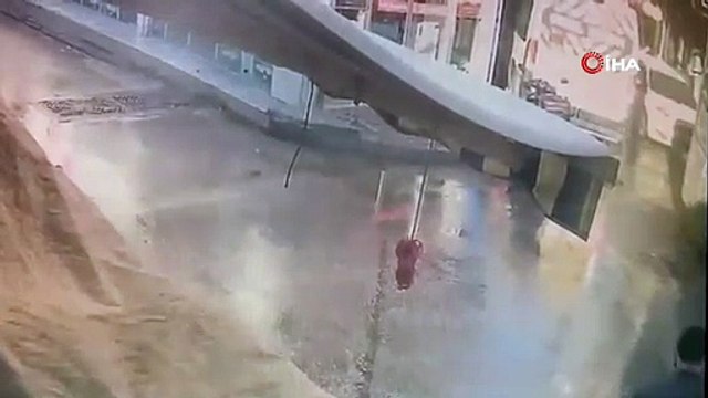 Alışveriş yaptıktan sonra otomobilin altında kaldı