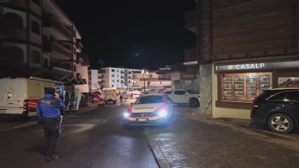 Efectivos de Emergencias trabajan en la zona del incendio de Valais (Suiza)