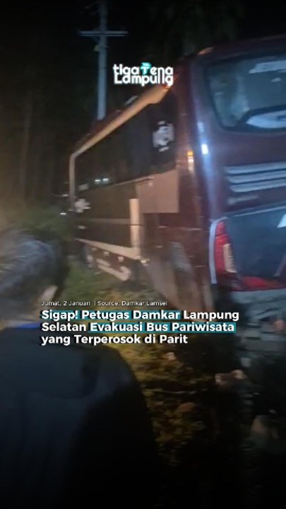 Sigap! Petugas Damkar Lampung Selatan Evakuasi Bus Pariwisata yang Terperosok di Parit