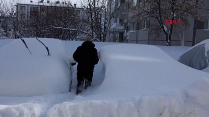 Bitlis’te 1,5 metreyi aşan karda araçlarını bulmakta zorlandılar
