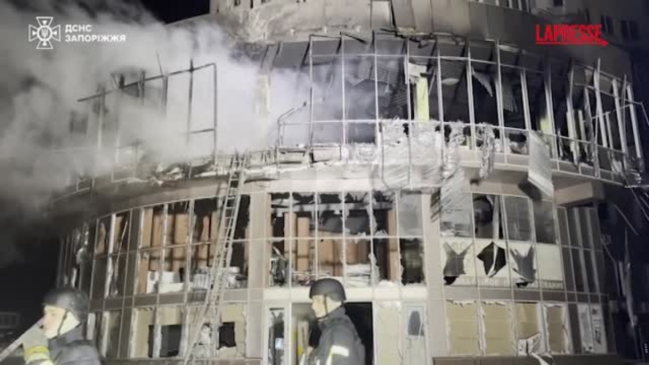 Attacco di droni russi su Zaporizhzhia: distrutto un centro commerciale