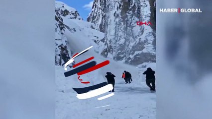 Hakkari-Van karayolu üzerine çığ düştü! Bölgeye ekipler sevk edildi