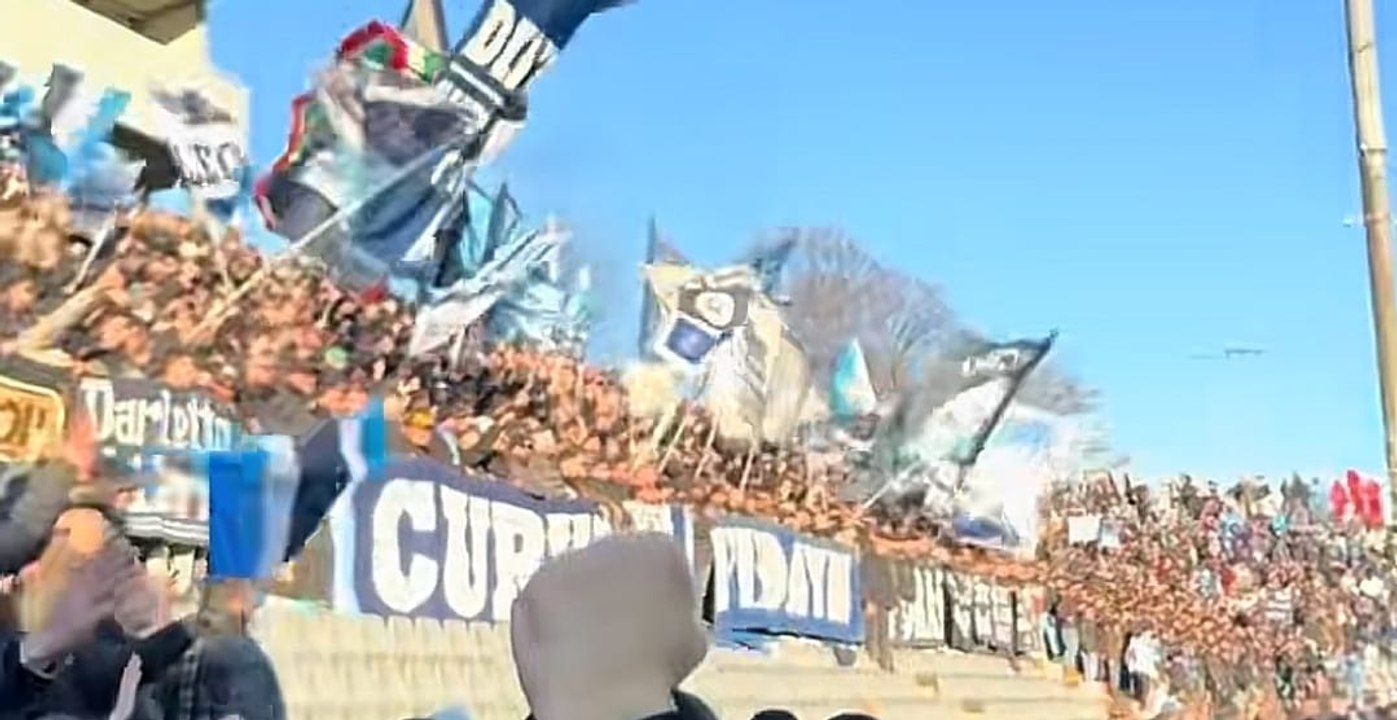 Ultras del Napoli scatenati a Cremona a ritmo di tamburo: "Lotta insieme a noi"