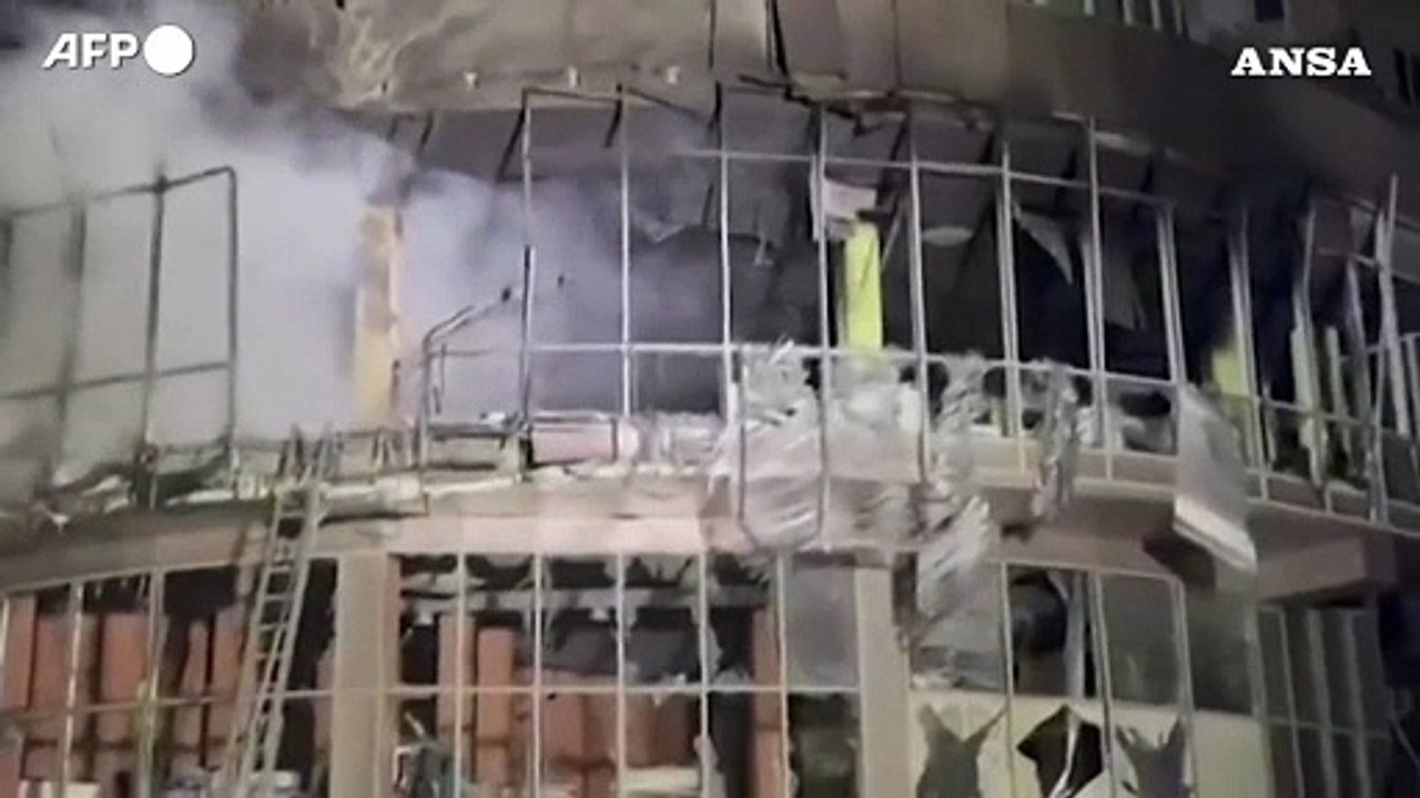 Kiev: "Attacchi russi su Zaporizhzhia, centro commerciale e case danneggiate"