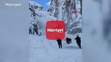 Hakkari-Van kara yoluna çığ düştü; o anlar kamerada!