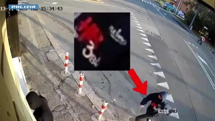 Bologna, il video della rapina nella tabaccheria alla Barca: arrestati due rapinatori, traditi dall'abbigliamento