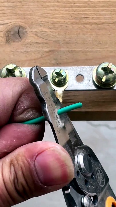 Two Wires, One Connection: Tips for Safe and Secure Wiring ⚡️ #wiring #electricaltips