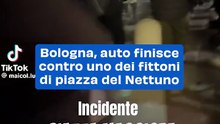 Bologna, auto finisce contro uno dei fittoni di piazza del Nettuno