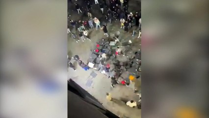 Firenze, maxi rissa in piazza Duomo nella notte di Capodanno: le immagini choc