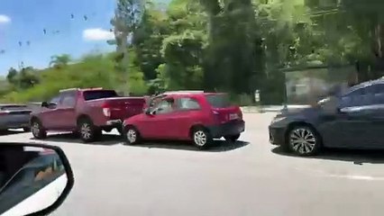 Mapa mostra Florianópolis travada em dia de sol com praias lotadas e rodovias congestionadas